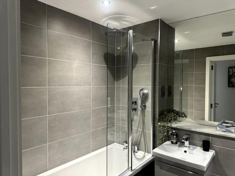 Luxury Oaks Suite, Free Private Parking, 2 Bed 2 Bathroom Apartment, Central Solihull Μπέρμιγχαμ Εξωτερικό φωτογραφία