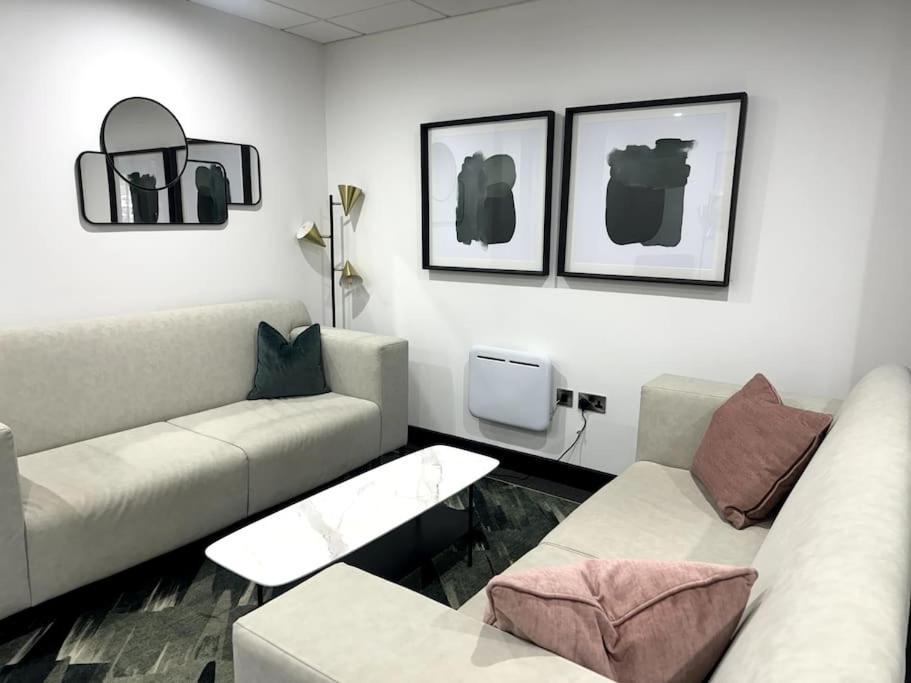 Luxury Oaks Suite, Free Private Parking, 2 Bed 2 Bathroom Apartment, Central Solihull Μπέρμιγχαμ Εξωτερικό φωτογραφία